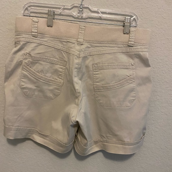 Gloria Vanderbilt Shorts size 8 - Picture 2 of 3